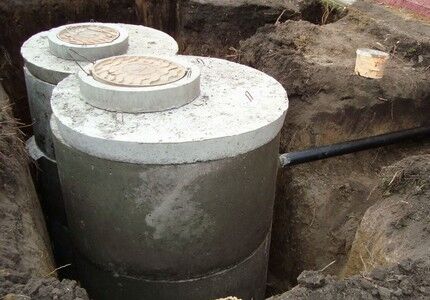 Внешний вид двухкамерного септика из бетонных колец Вариант готового очистителя из колец