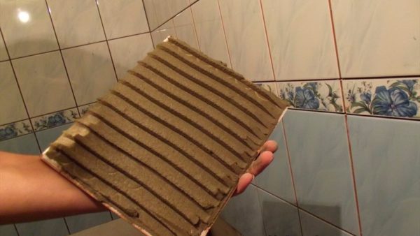 Приклеивание отвалившегося кафеля