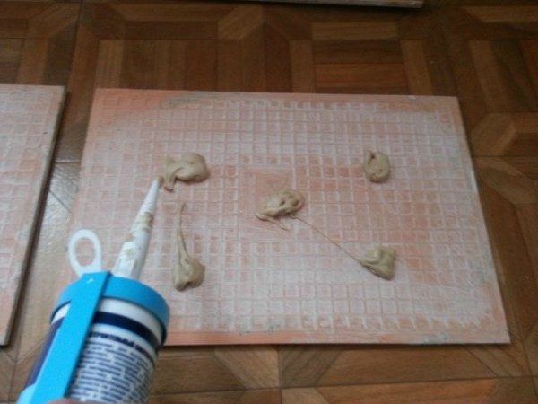Нанесение на плитку жидких гвоздей