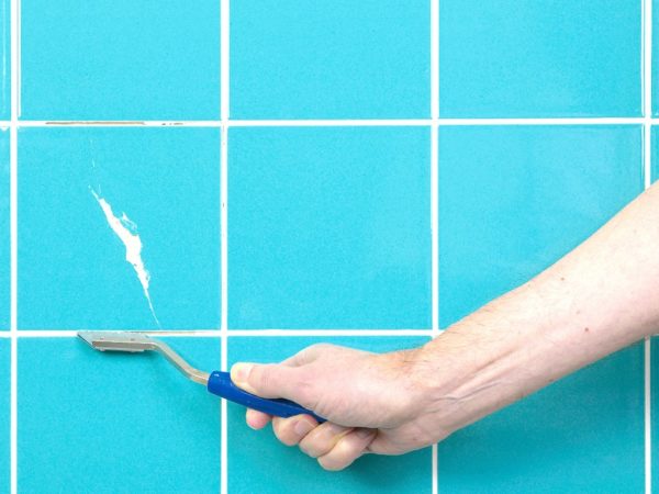 Чем и как как приклеить отвалившуюся кафельную плитку на стене?