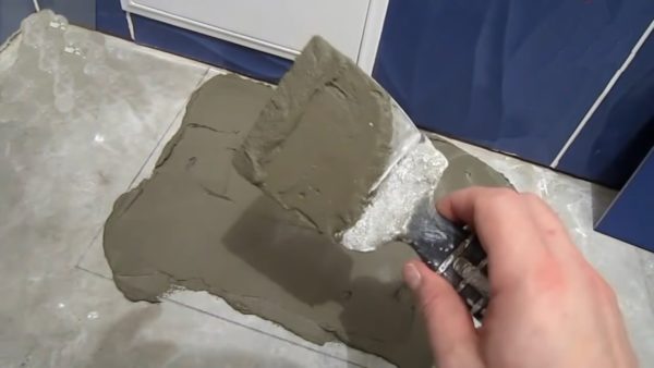 При правильной консистенции клей полностью не сваливается со шпателя