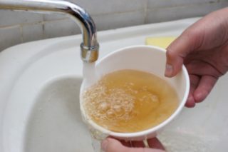 Почему на воздухе или при нагревании желтеет вода из скважины?