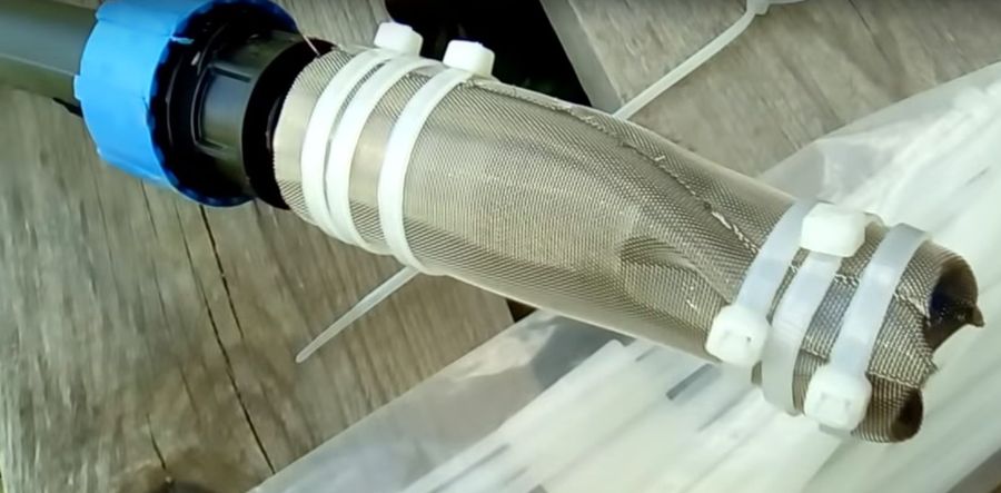Фильтр обёрнутый нержавеющую в сетку.