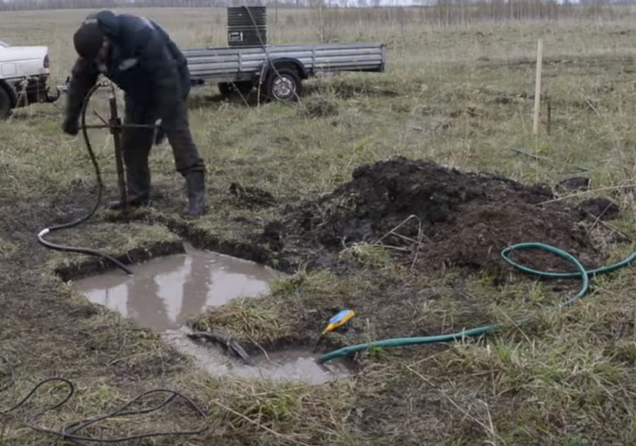 Гидробурение скважины.