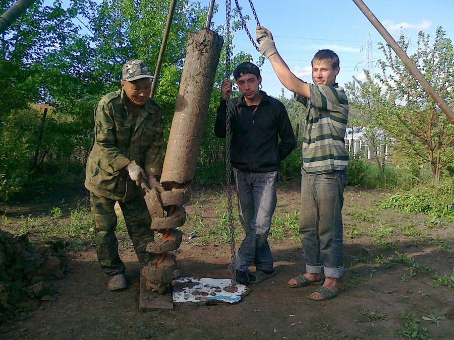 Бурение скважины шнеком.